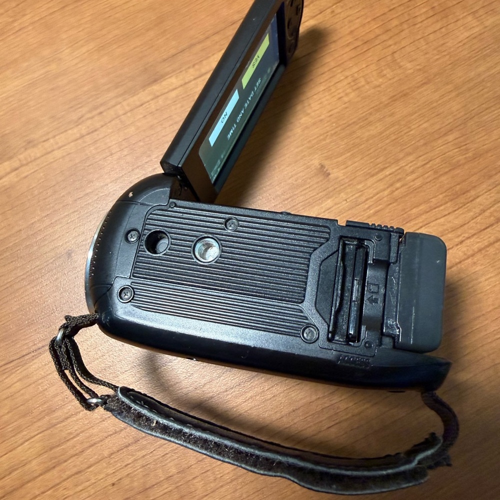Panasonic HC-V201 Full
HD Video Camcorder
10MP 72x Zoom With Battery - Picture 8 of 14